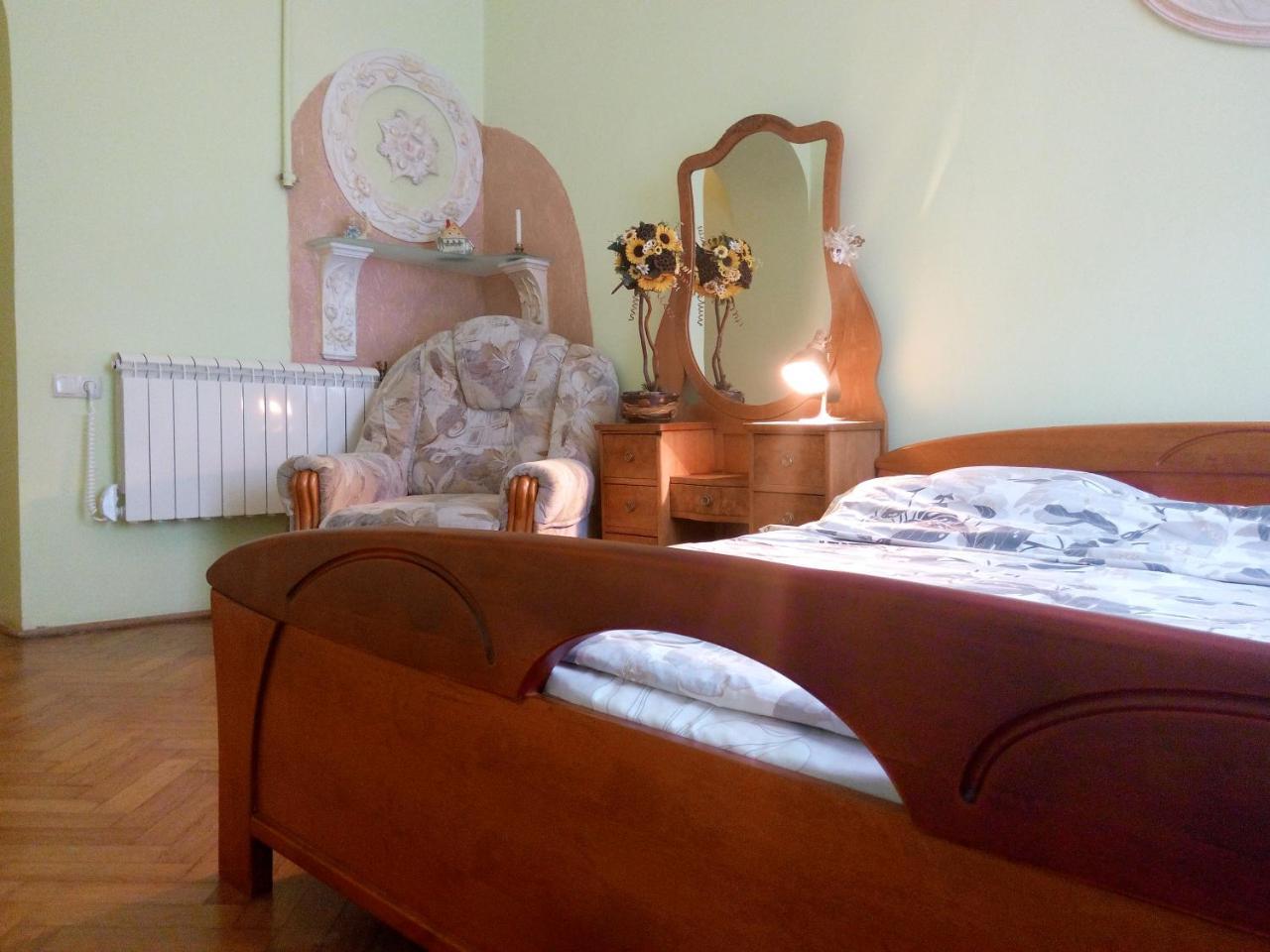 Flat On Sheptytskykh Apartment Лвив Екстериор снимка